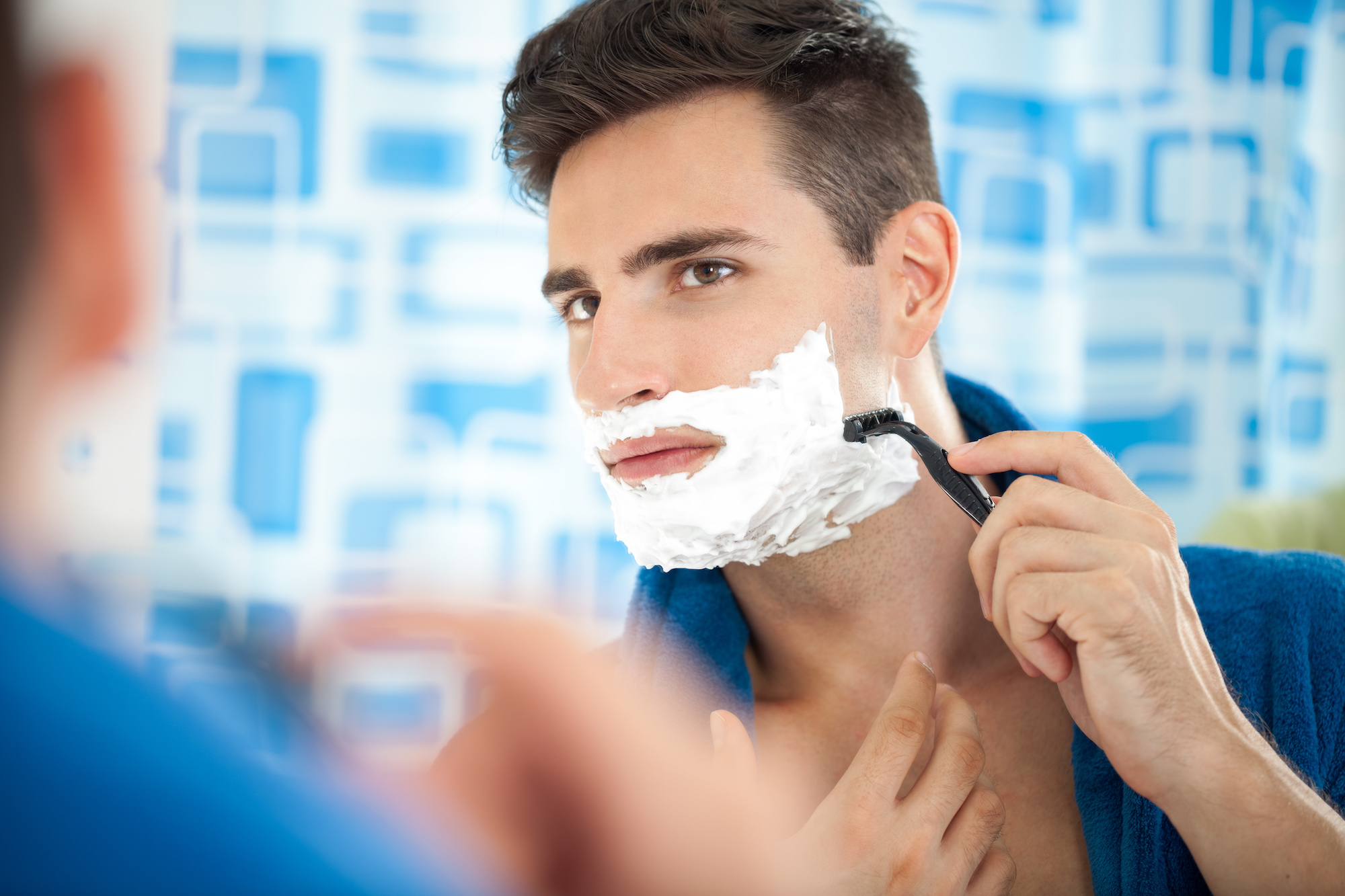 Что нужно после бритья. Мужчина бреется. Бритья для мужчин. Мужчина бреет лицо. Бритва для мужчин.